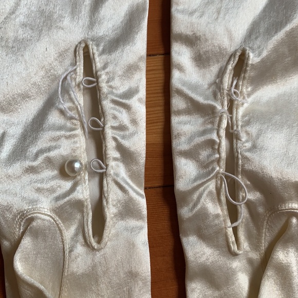 Antique White Satin Long Vintage Evening Gloves - Picture 4 of 7